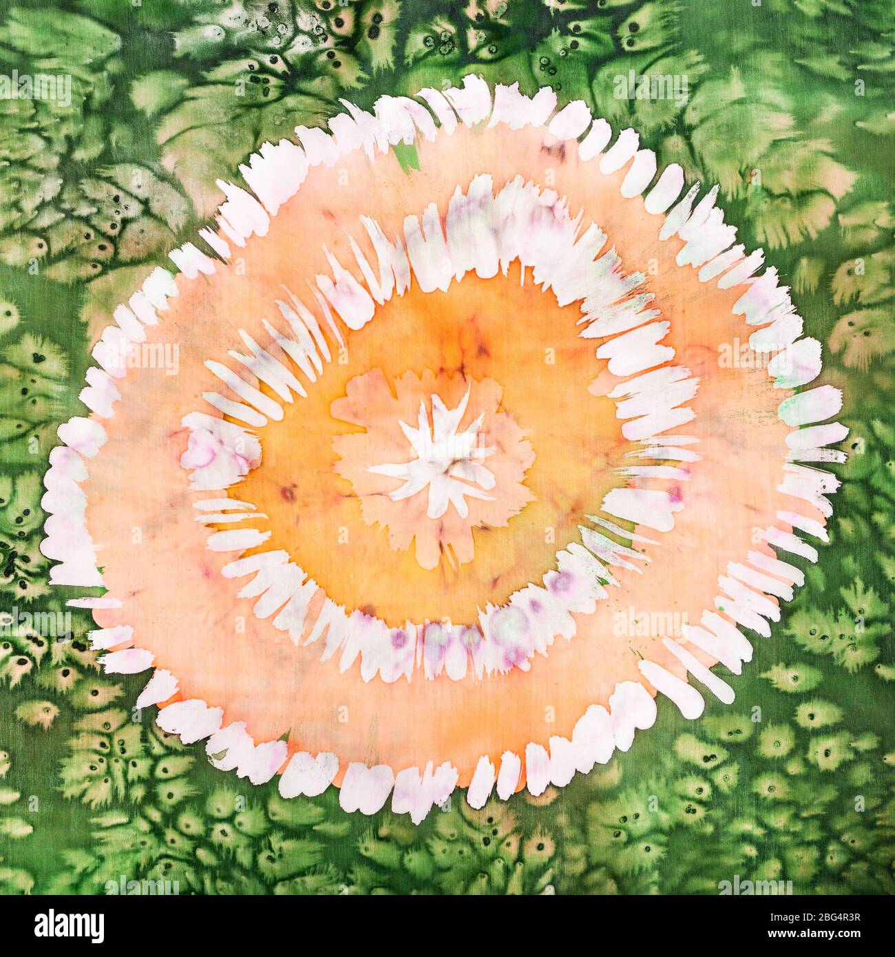 parte di ornamento astratto realizzato a mano con tecnica tie-dye e batik caldo isolato su sciarpa di seta colorata Foto Stock