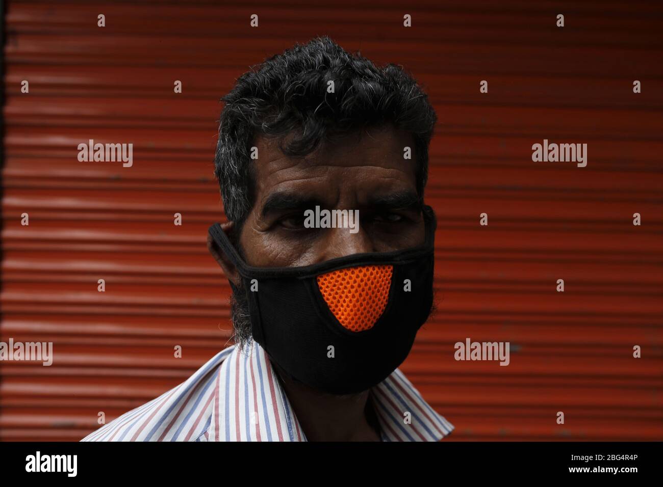 Dhaka, Bangladesh. 20 aprile 2020. Un uomo indossa un facemask mentre attende in coda per pagare la bolletta elettrica durante un blocco a livello nazionale imposto come misura preventiva contro la diffusione del coronavirus COVID-19 a Dhaka. Credit: MD Mehedi Hasan/ZUMA Wire/Alamy Live News Foto Stock