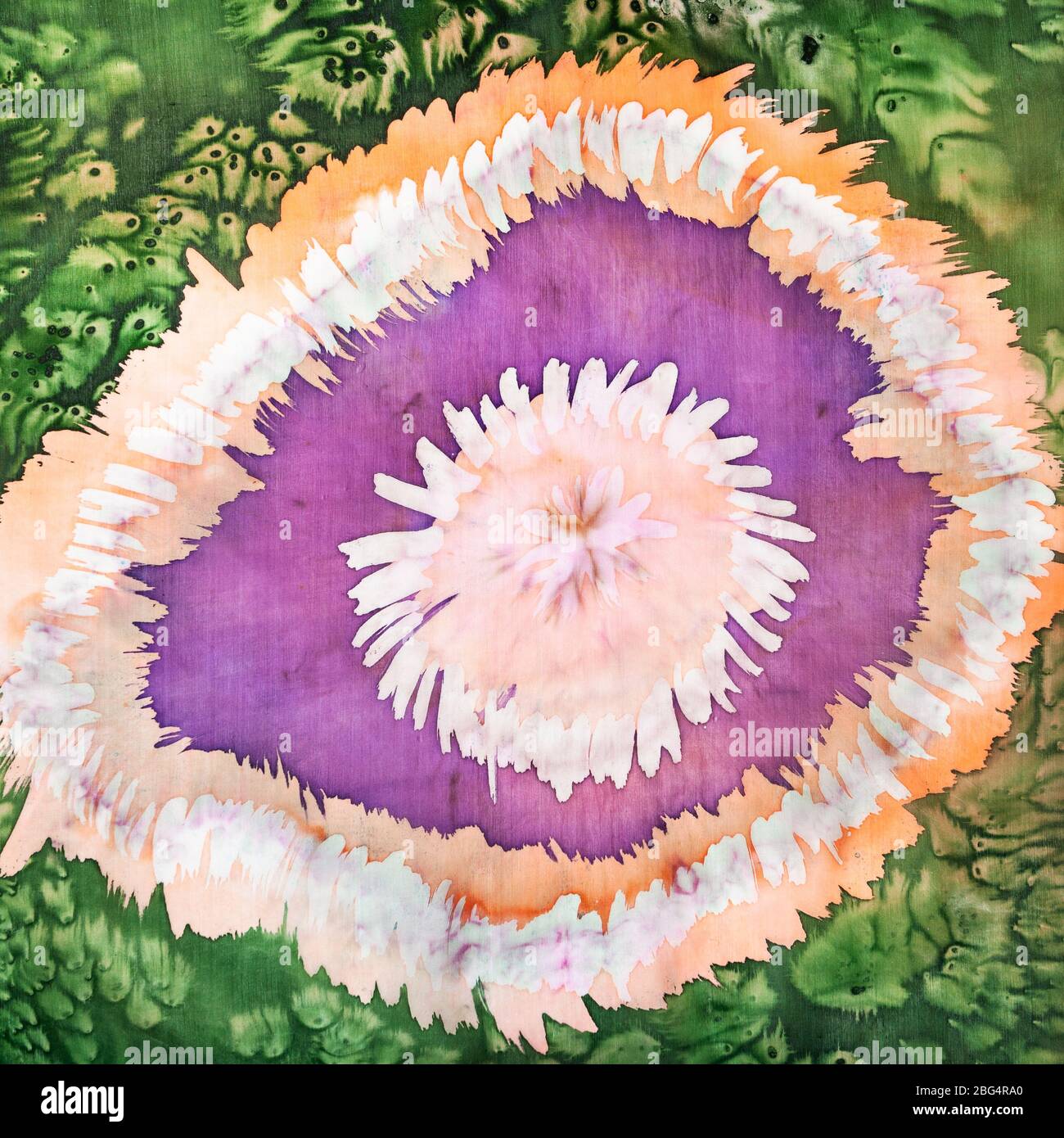 particolare di ornamento astratto realizzato a mano con tecnica tie-dye e batik caldo isolato su sciarpa di seta colorata Foto Stock