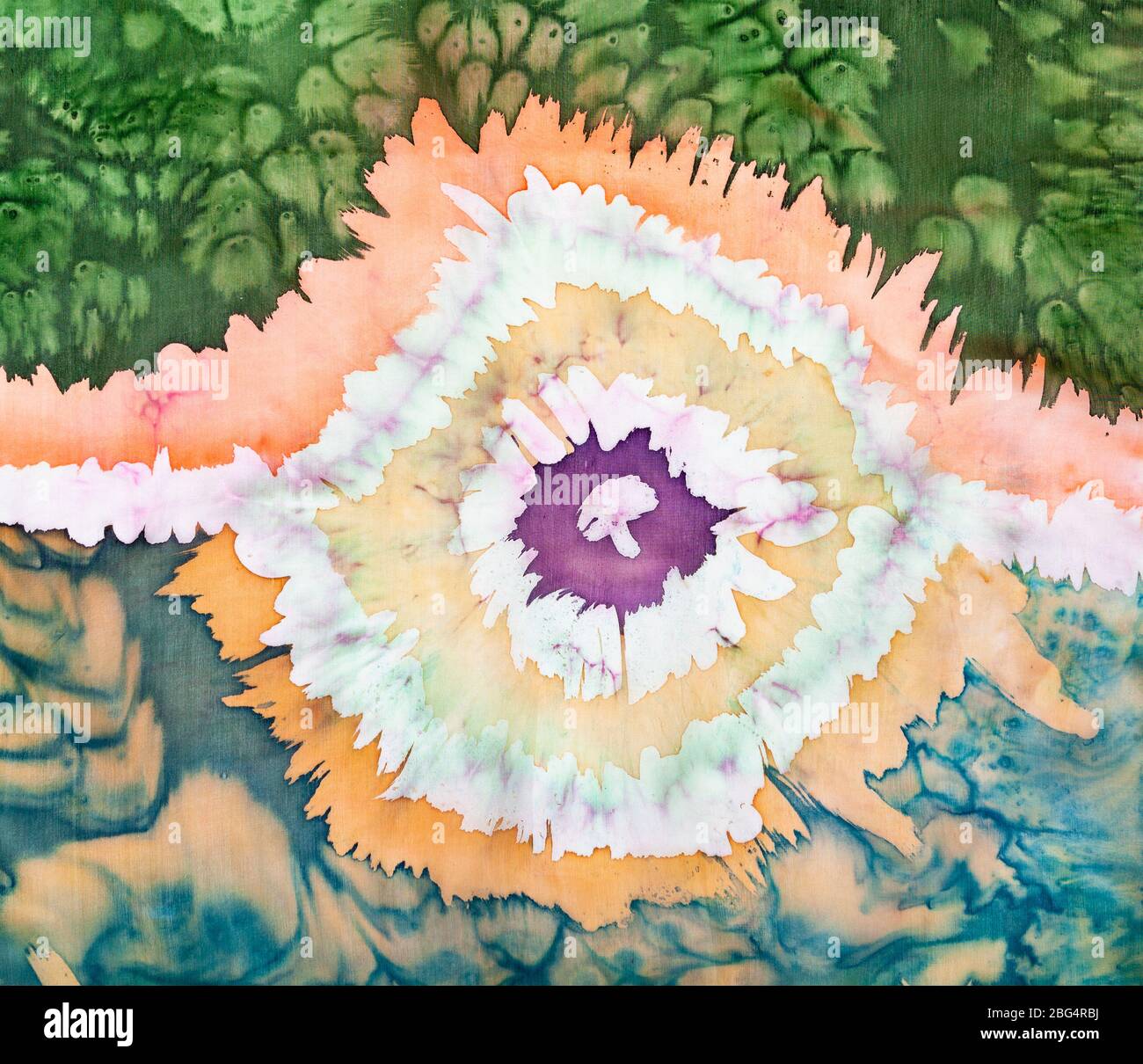 particolare del disegno astratto realizzato a mano con tecnica tie-dye e batik caldo isolato su sciarpa di seta colorata Foto Stock