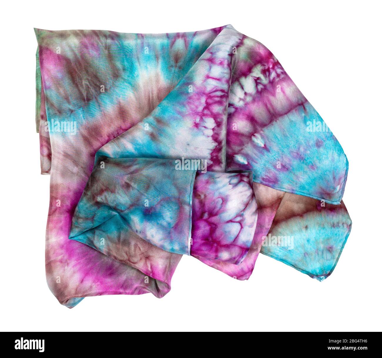 sciarpa con testa ripiegata con disegno astratto e brillante in tecnica tie-dye batik isolata su sfondo bianco Foto Stock
