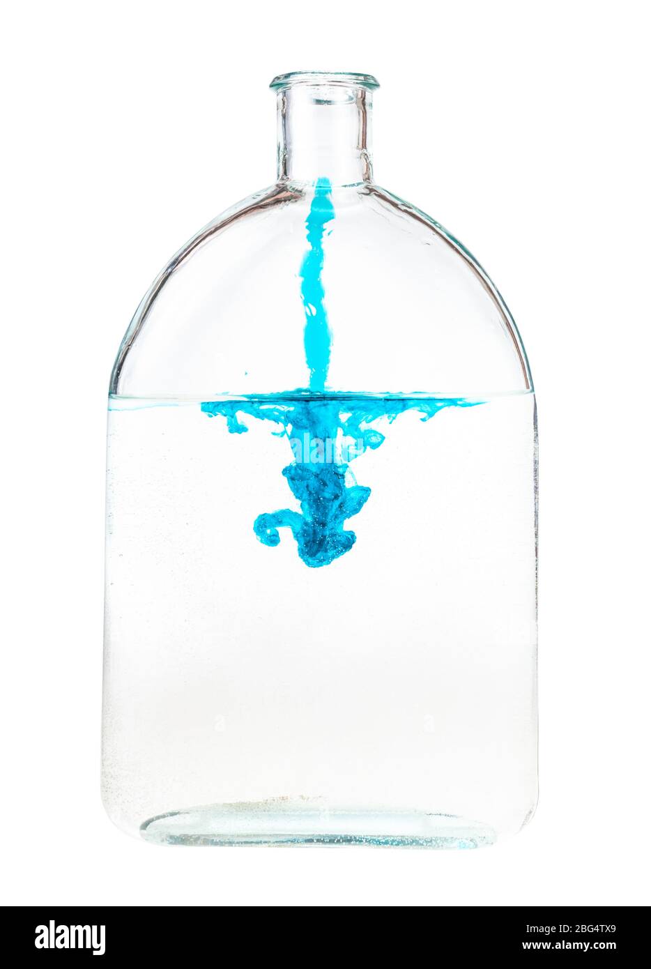 gocciolamento di inchiostro blu in acqua in un pallone di vetro isolato su fondo bianco Foto Stock