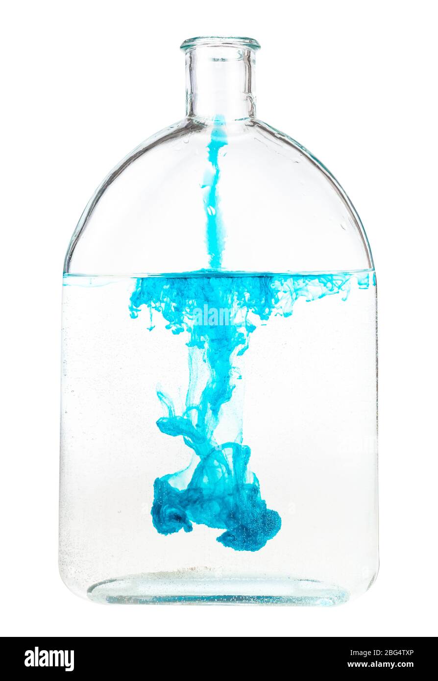 l'inchiostro blu si dissolve in acqua in una beuta di vetro isolata su fondo bianco Foto Stock
