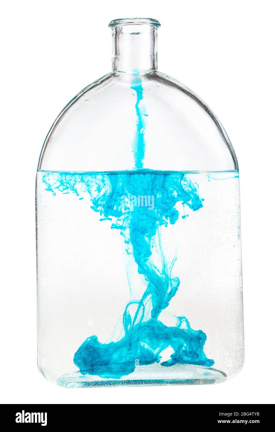 l'inchiostro blu si dissolve in acqua in bottiglia isolata su sfondo bianco Foto Stock