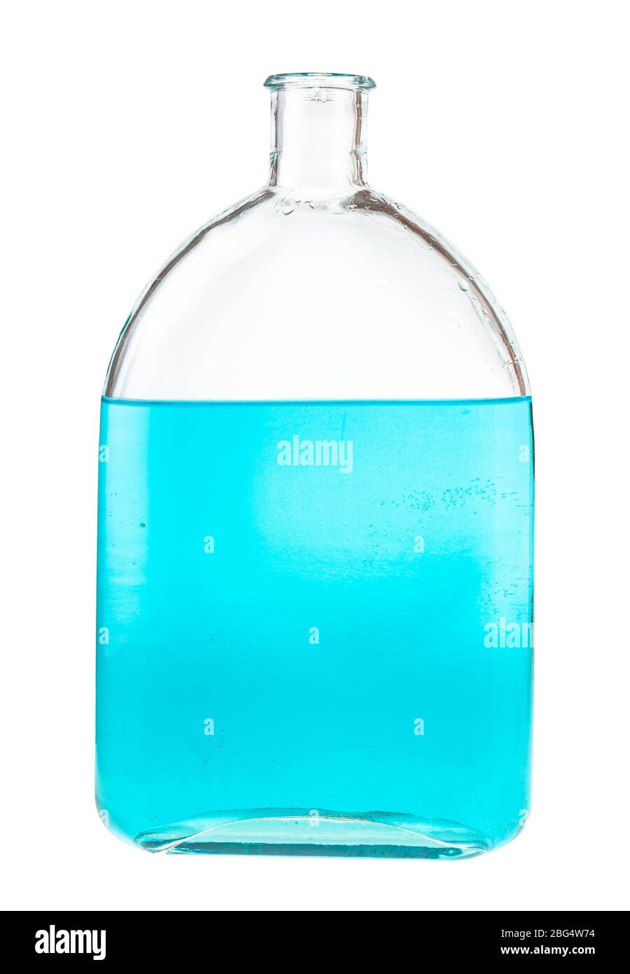 soluzione di inchiostro blu in acqua in matraccio di vetro isolato su fondo bianco Foto Stock
