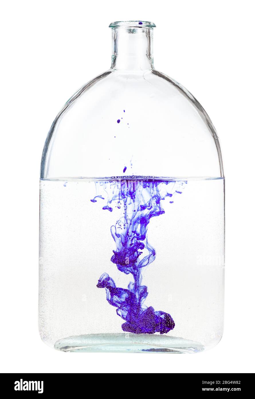 l'inchiostro viola si dissolve in acqua in bottiglia isolata su fondo bianco Foto Stock