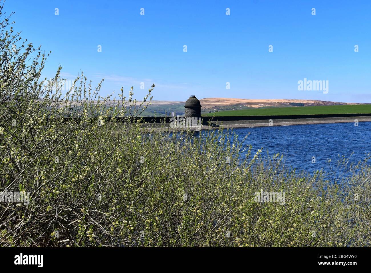 Riserva di Ringstone Edge con vista sulla diga di Baitings, sulla Great Manshead Hill e sul Flints Moor. Foto Stock