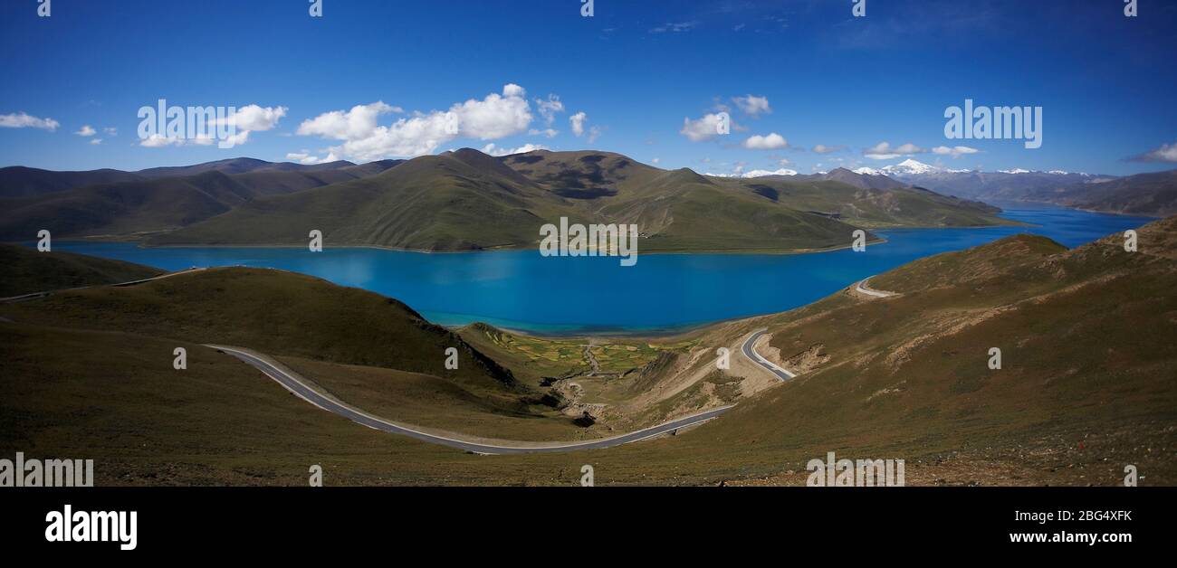 Vista panoramica sul lago Yamdrok in Tibet Foto Stock