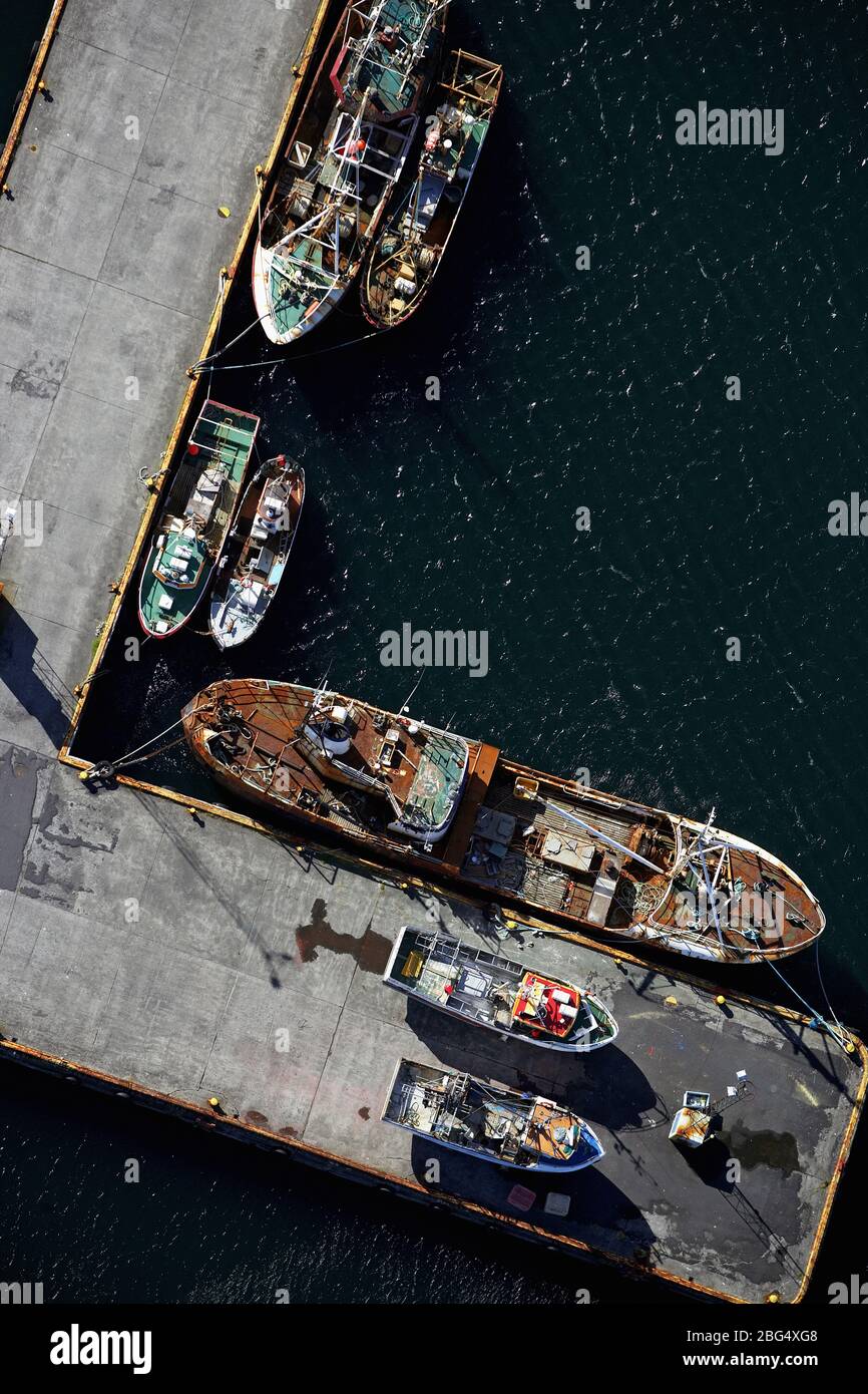 Volo aereo di barche da pesca ancorato sul molo nel porto di Keflavik Foto Stock