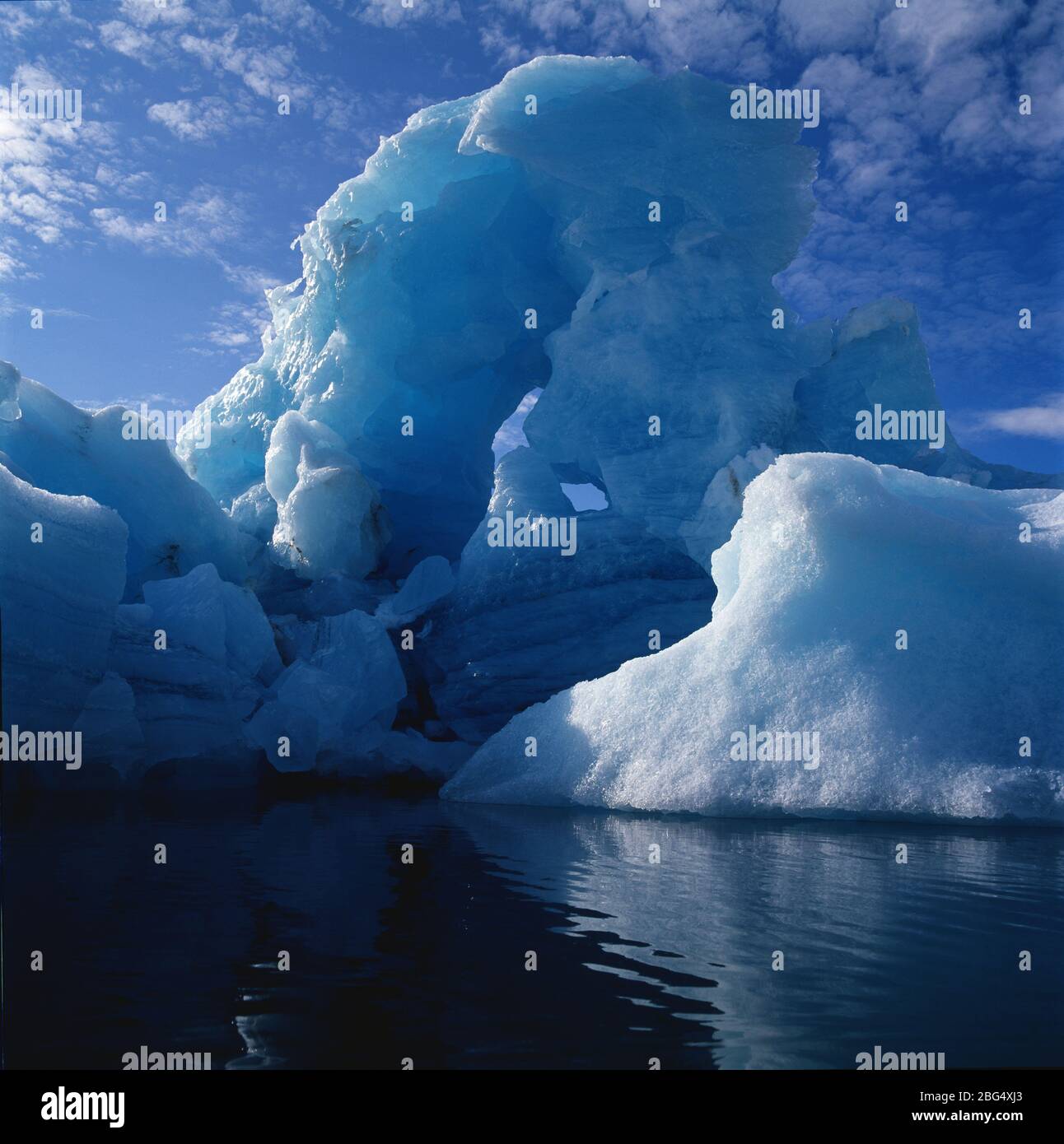 Primo piano dell'iceberg galleggiante in un fiordo nella Groenlandia orientale Foto Stock