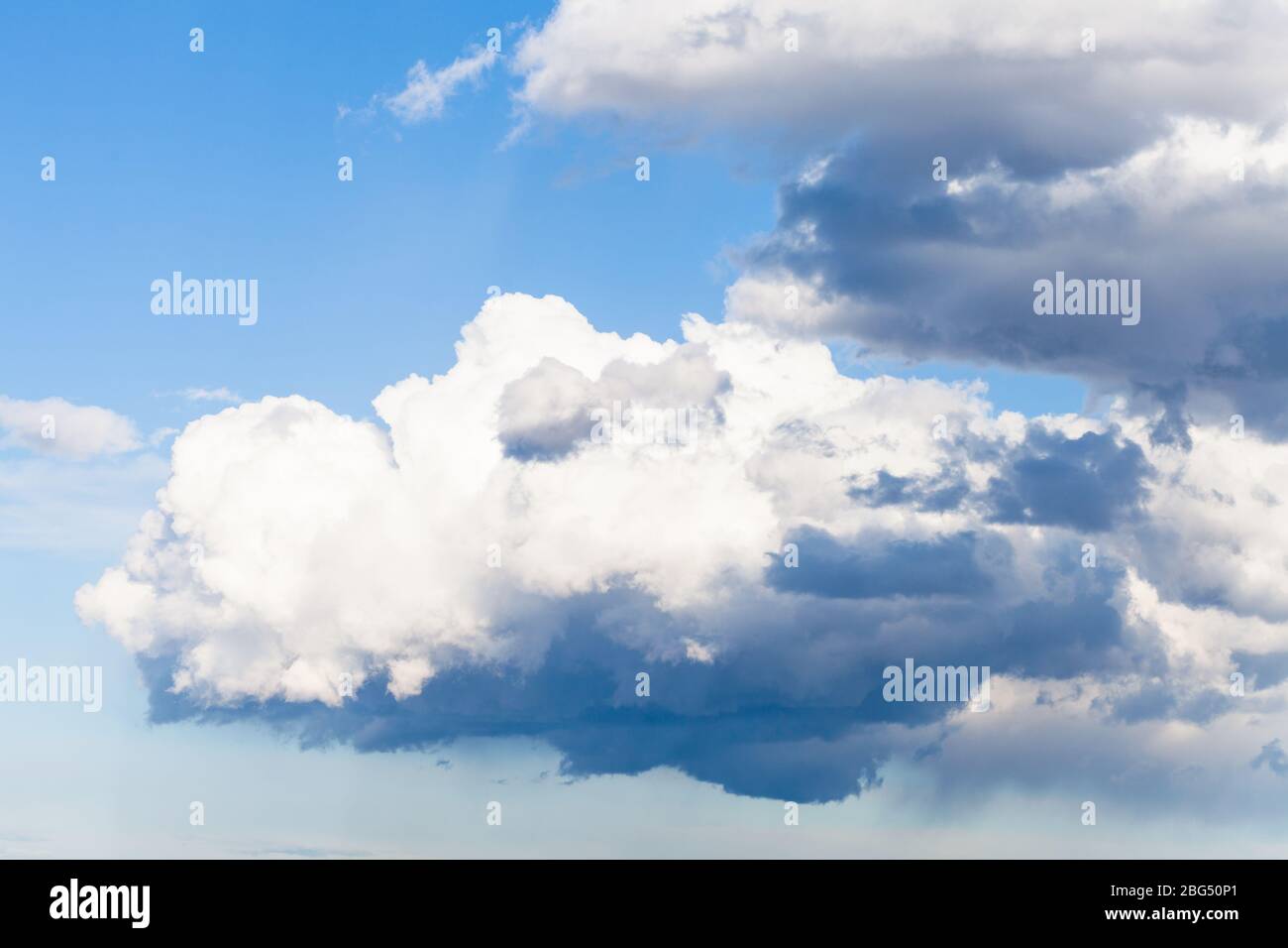 Bassa nuvole bianche e piovose nel cielo blu il giorno di marzo Foto Stock