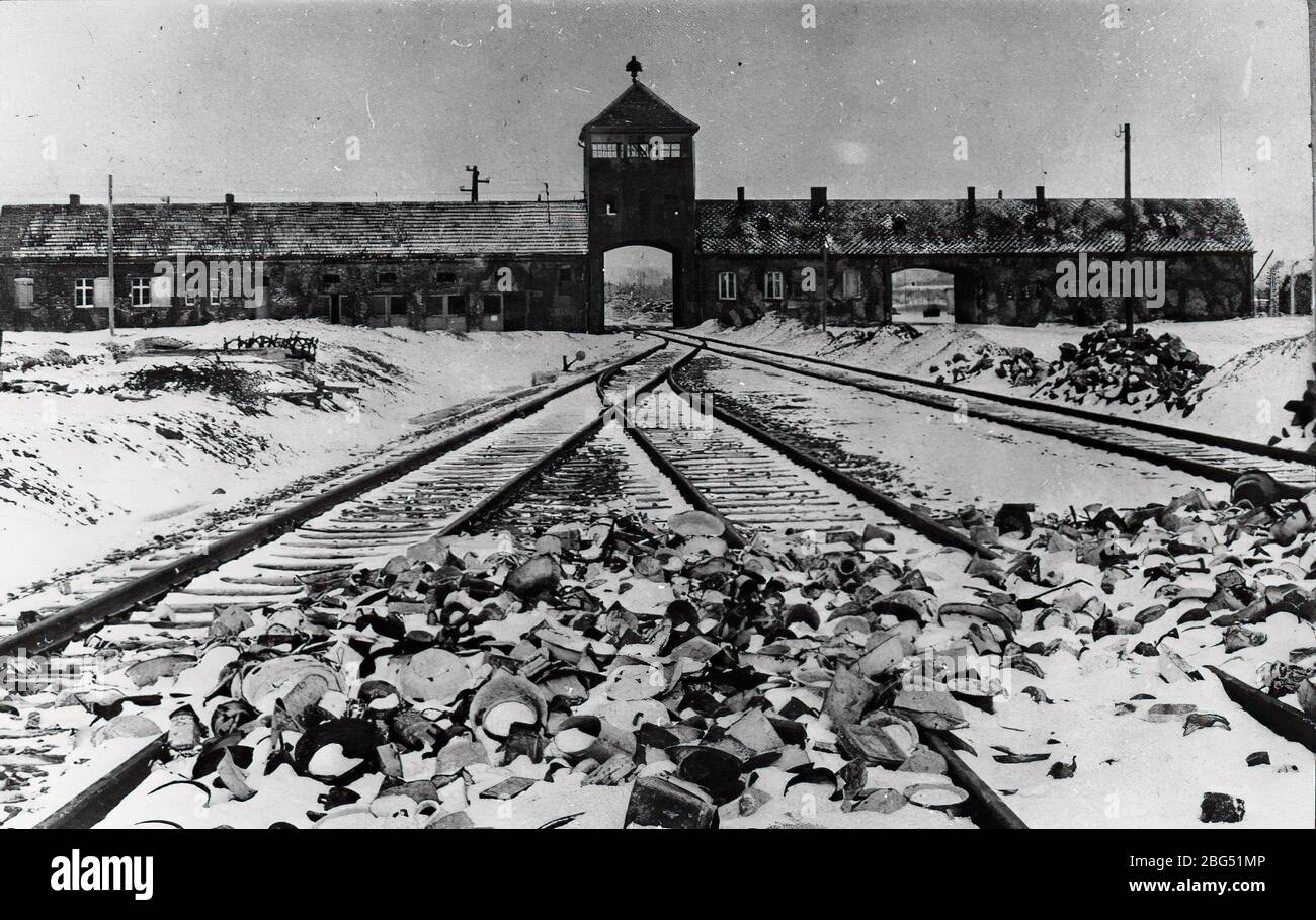 Documentario sulla seconda guerra mondiale. L'ingresso al campo di concentramento di Auschwitz, circa 1945. Foto Stock