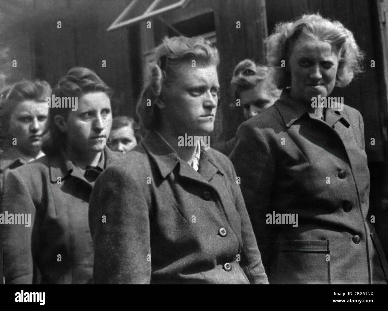 Documentario sulla seconda guerra mondiale. Guardie femminili del campo di concentramento di Bergen-Belsen subito dopo la loro cattura da parte dei soldati britannici nell'aprile 1945. Foto Stock