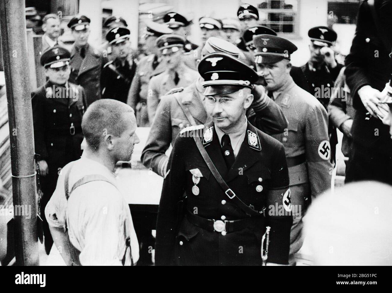 Documentario sulla seconda guerra mondiale. Il comandante delle SS Heinrich Himmler ispeziona il campo di concentramento di Dachau, 1936 Foto Stock