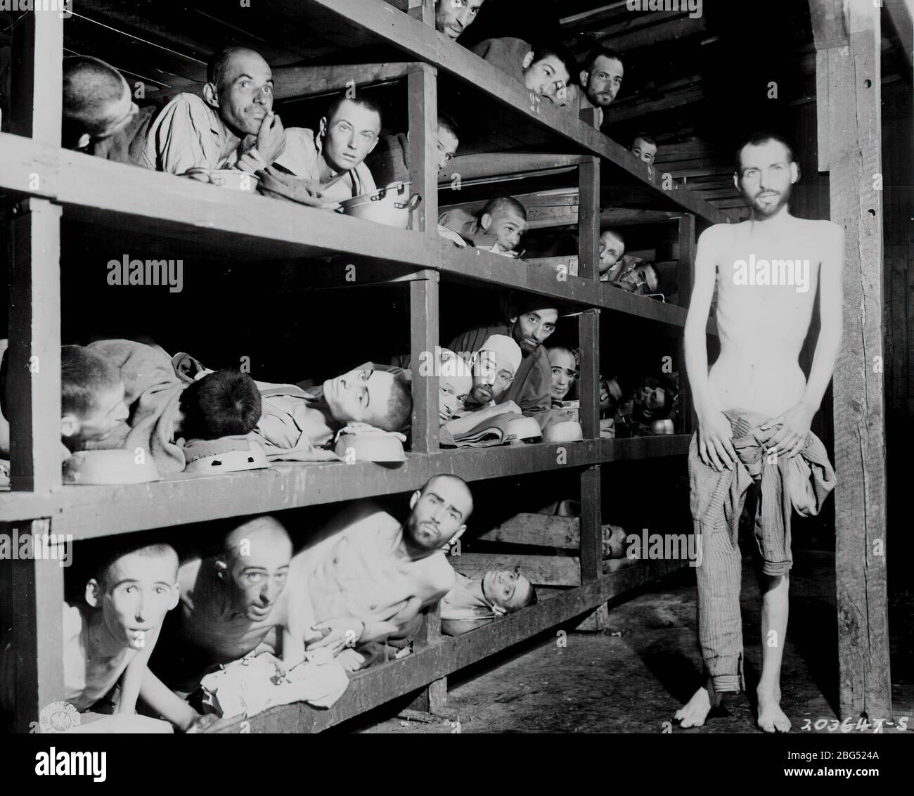 Documentario sulla seconda guerra mondiale. Lavoratori forzati malnutriti del campo di concentramento di Buchenwald vicino a Jena, Germania, non molto tempo dopo l'arrivo delle truppe DI liberazione DELLO STATO UNITO nell'aprile 1945 Foto Stock