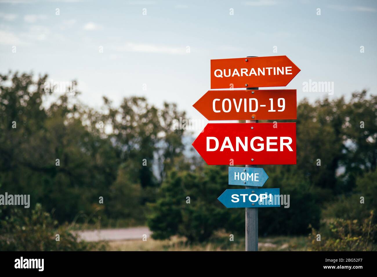Quarantena, Covid-19, pericolo, Casa, Stop Road, segnali di avvertimento, rosso e blu. Campagna dei social media per la prevenzione del coronavirus. Rimani a casa, al sicuro Foto Stock