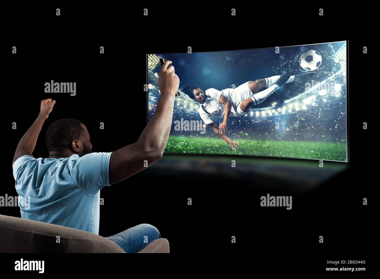Il visualizzatore davanti a un televisore sulla poltrona di casa si sente dentro l'azione Foto Stock
