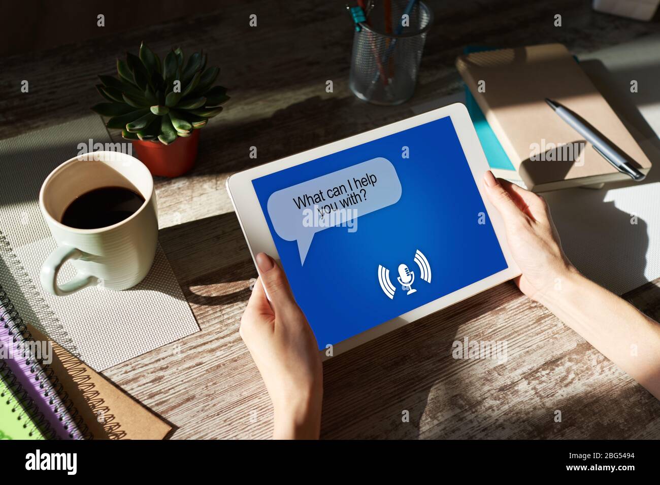 Assistente vocale sullo schermo del dispositivo. La tecnologia di Internet e digitale il concetto di marketing Foto Stock