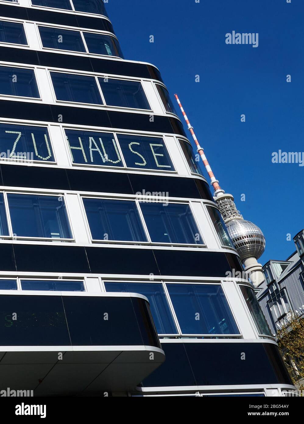 Berlino, Germania. 20 aprile 2020. '.a casa' una società del quartiere di Hackescher ha bloccato Post-its sulla finestra. Molte persone lavorano in casa in tempi di crisi Corona. Credit: Annette Riedl/dpa/Alamy Live News Foto Stock