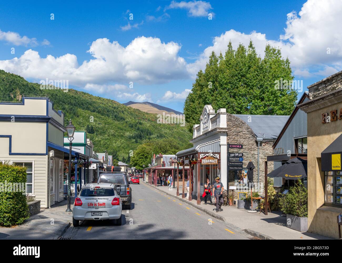 Buckingham Street, la strada principale della storica città mineraria dell'oro di Arrowtown, Nuova Zelanda Foto Stock