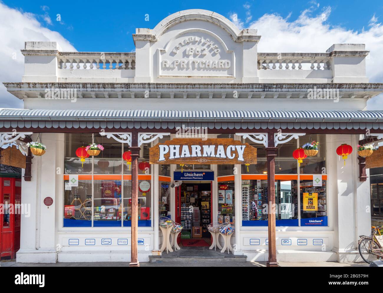 Farmacia del 19 ° secolo su Buckingham Street, la strada principale nella storica città mineraria dell'oro di Arrowtown, Nuova Zelanda Foto Stock