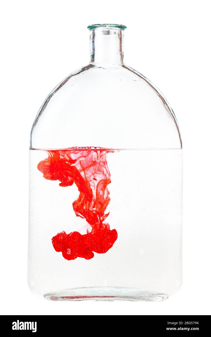 l'inchiostro rosso si dissolve in acqua in un pallone di vetro isolato su fondo bianco Foto Stock