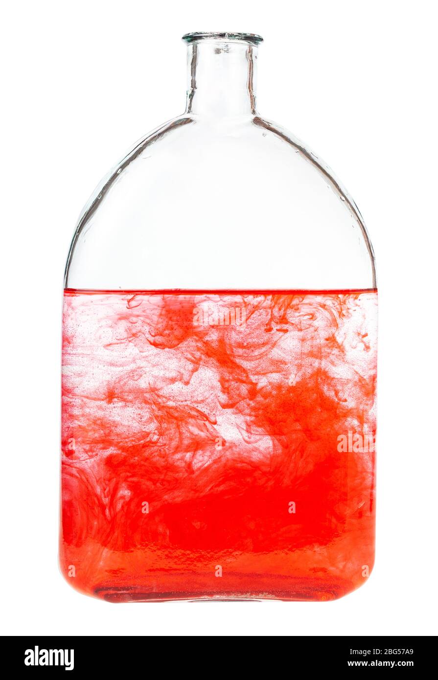 il colorante rosso si dissolve in acqua in bottiglia isolata su fondo bianco Foto Stock