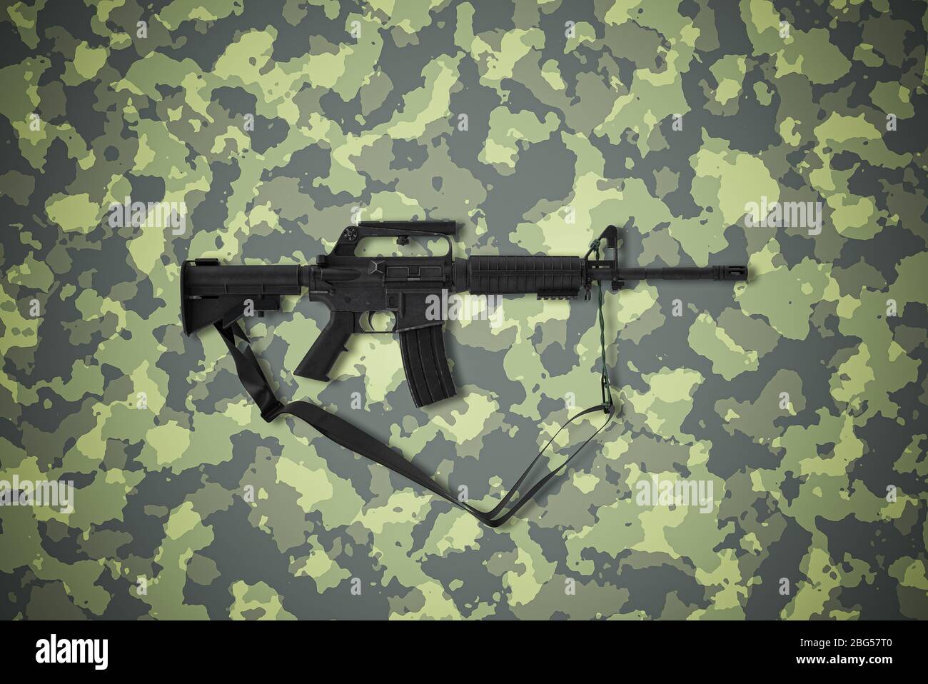 Fucile da 5.56 mm di calibro americano su sfondo camouflage Foto Stock