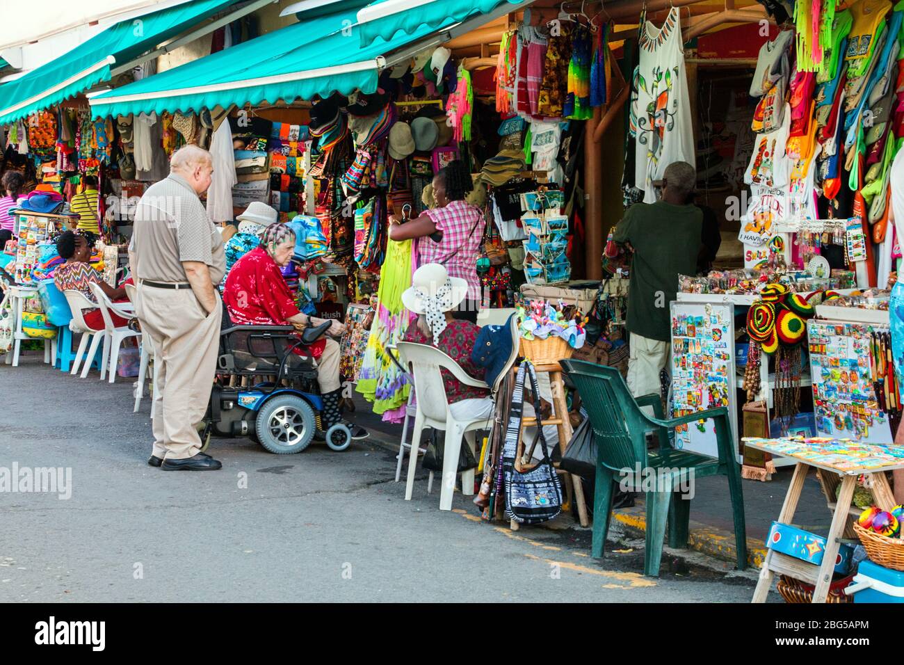 Negozi a St. John's Antigua barbuda caribbean SEA West indies, terminal crociere, navi da crociera, negozi a antgiua, lungomare st johns antigua Foto Stock
