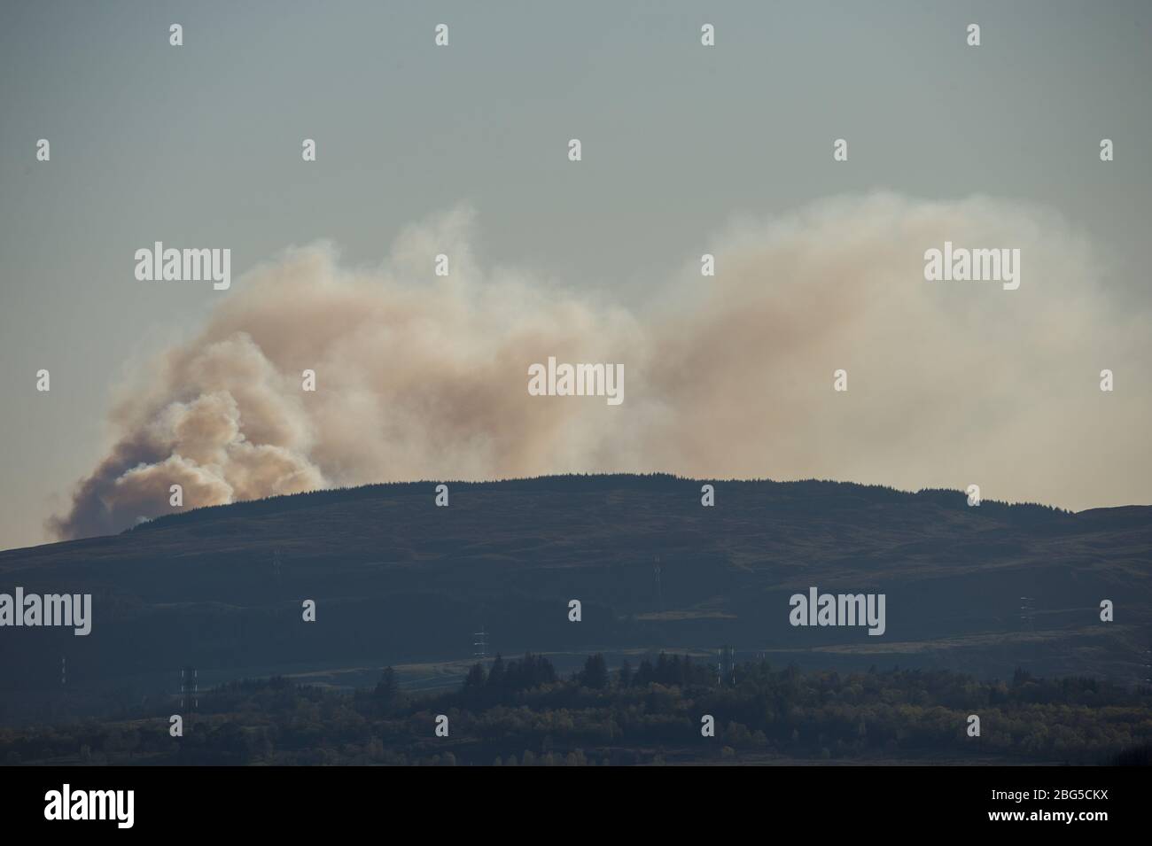 Lennoxtown, Regno Unito. 20 aprile 2020. Nella foto: Enormi prugne di fumo scuro si formano un massiccio fuoco selvatico che sembra fuori controllo, brucia sulle colline Kilpatrick a Glasgow. Credit: Colin Fisher/Alamy Live News Foto Stock