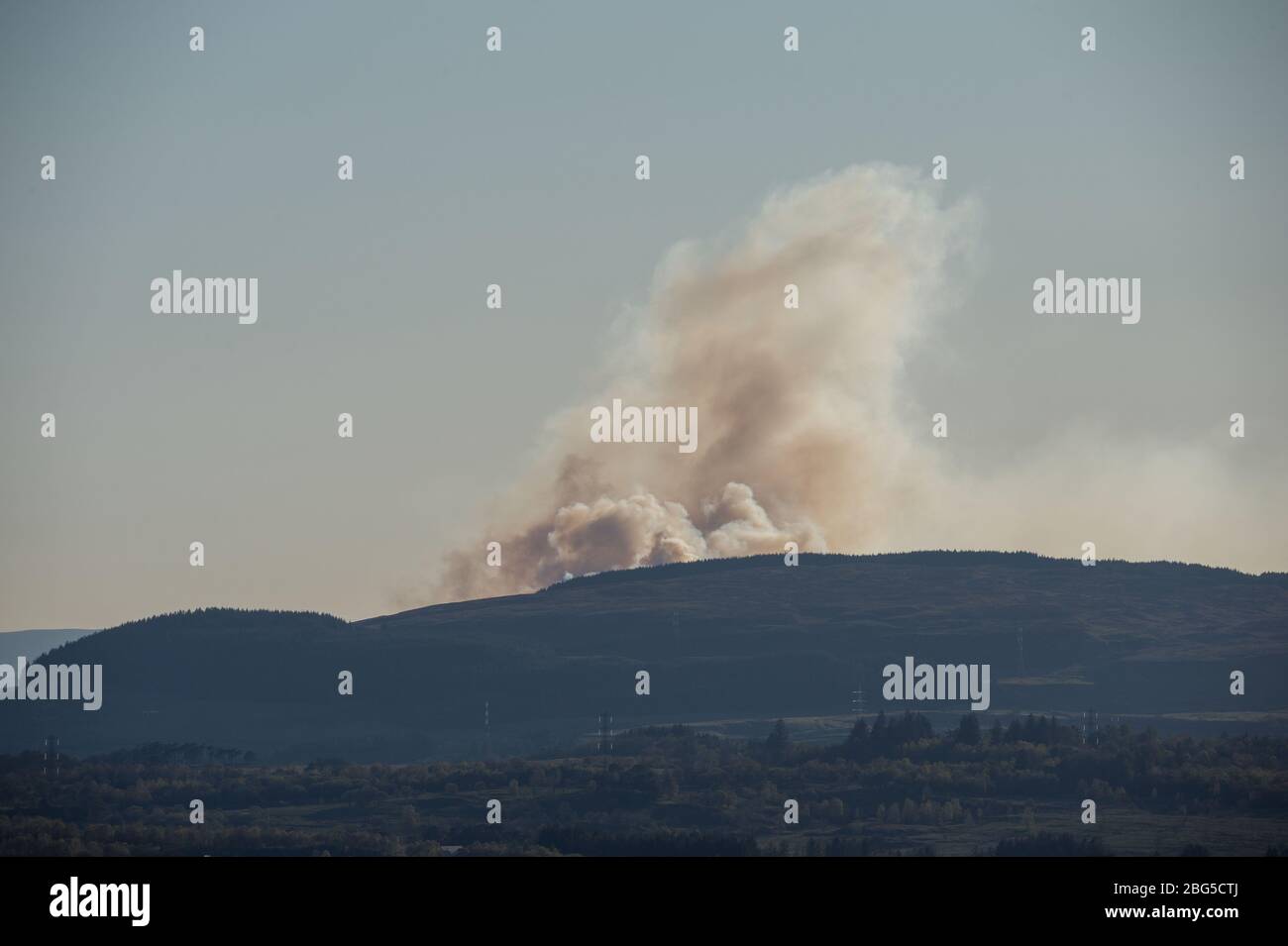 Lennoxtown, Regno Unito. 20 aprile 2020. Nella foto: Enormi prugne di fumo scuro si formano un massiccio fuoco selvatico che sembra fuori controllo, brucia sulle colline Kilpatrick a Glasgow. Credit: Colin Fisher/Alamy Live News Foto Stock