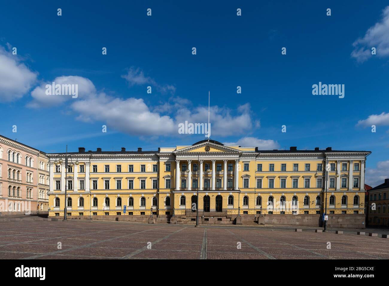 Edifici storici intorno a Piazza del Senato, al sole primaverile nel centro di Helsinki Foto Stock