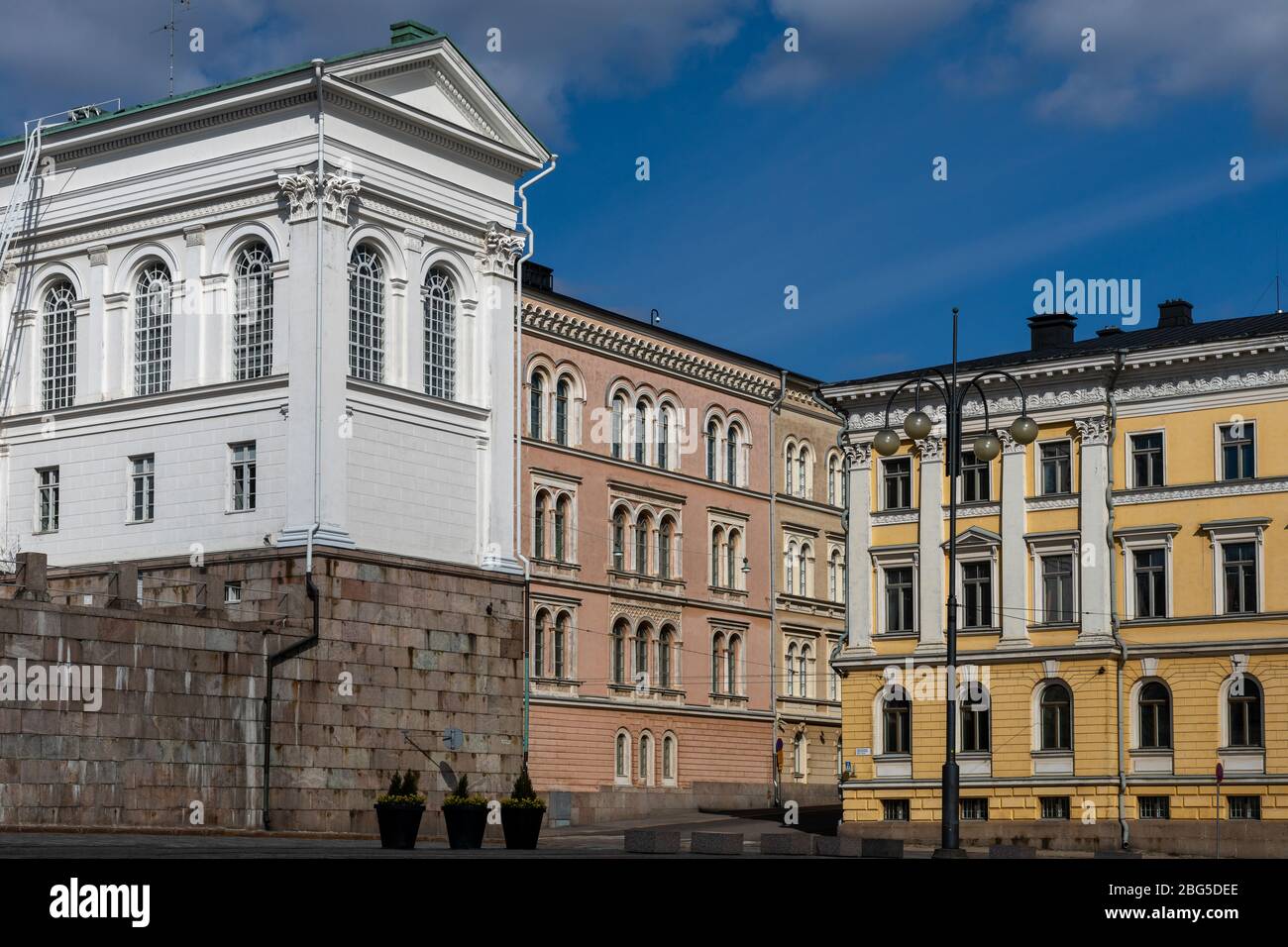 Edifici storici intorno a Piazza del Senato, al sole primaverile nel centro di Helsinki Foto Stock