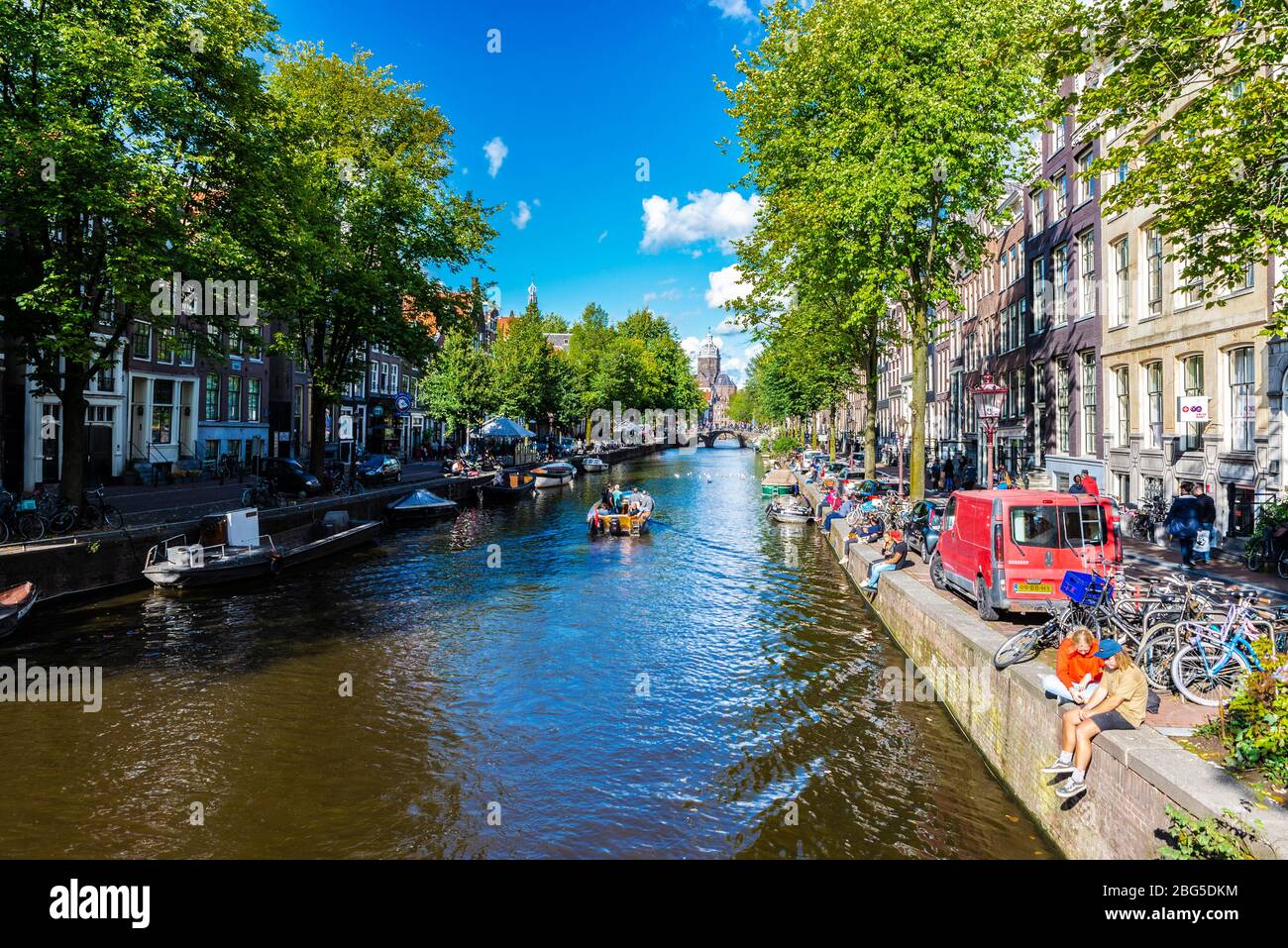 Amsterdam, Paesi Bassi - 7 settembre 2018: Canale con la Basilica di San Nicola ( Van de Heilige Nicolaas o Sint-Nicolaaskerk) nel backgroun Foto Stock