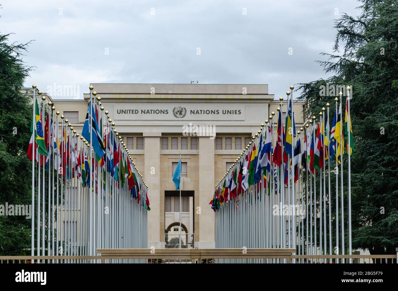 Allée des Nations, con le bandiere dei paesi membri presso l'Ufficio delle Nazioni Unite, Ginevra, Svizzera Foto Stock