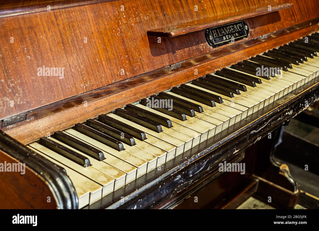 Valletta City, Malta - 19 luglio 2019. Vista dell'antico pianoforte  verticale noci realizzato da H.Lange & Co Berlin Foto stock - Alamy