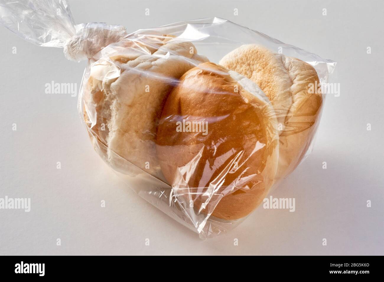 Tre panini in una borsa di plastica. Pane confezionato in plastica trasparente su sfondo chiaro con spazio per la copia. Zero sprechi shopping, senza plastica. Foto Stock