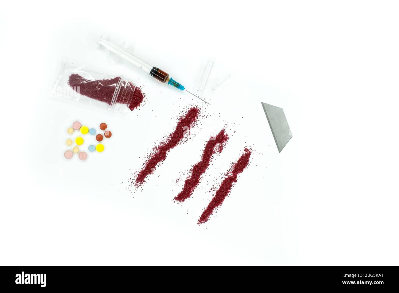 linea di farmaci rossi con siringa, fiala rotta e pillole di medicina su sfondo bianco Foto Stock