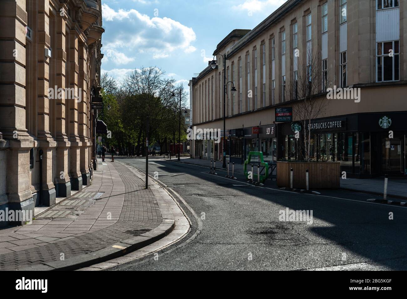 Cheltenham High Street durante la pandemia di Coronavirus. Tutti i negozi, tranne quelli essenziali, rimangono chiusi per il prossimo futuro. Foto Stock