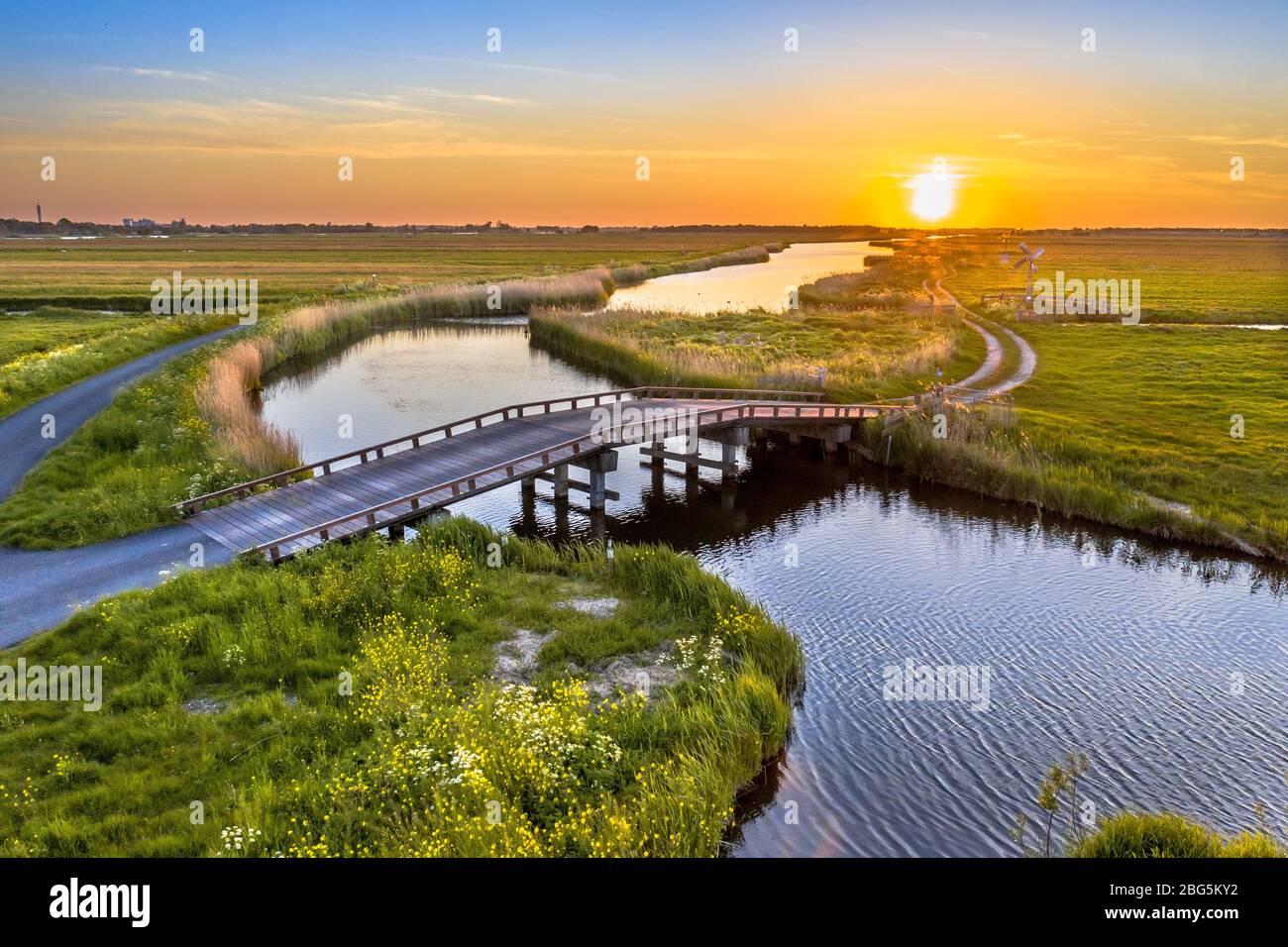Ponte di veicoli in legno nel paesaggio agricolo vicino a Jisp, Noord Holland, Paesi Bassi. Foto Stock