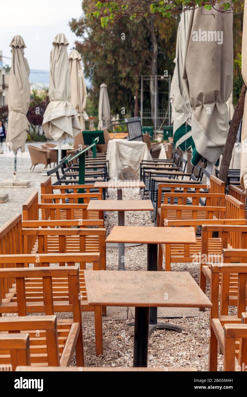 Tavolini da caffè vuoti ad Atene, nella famosa via Apostolou Pavlou (Thissio) vicino all'Acropoli, durante il blocco dovuto allo scoppio del coronavirus. Foto Stock