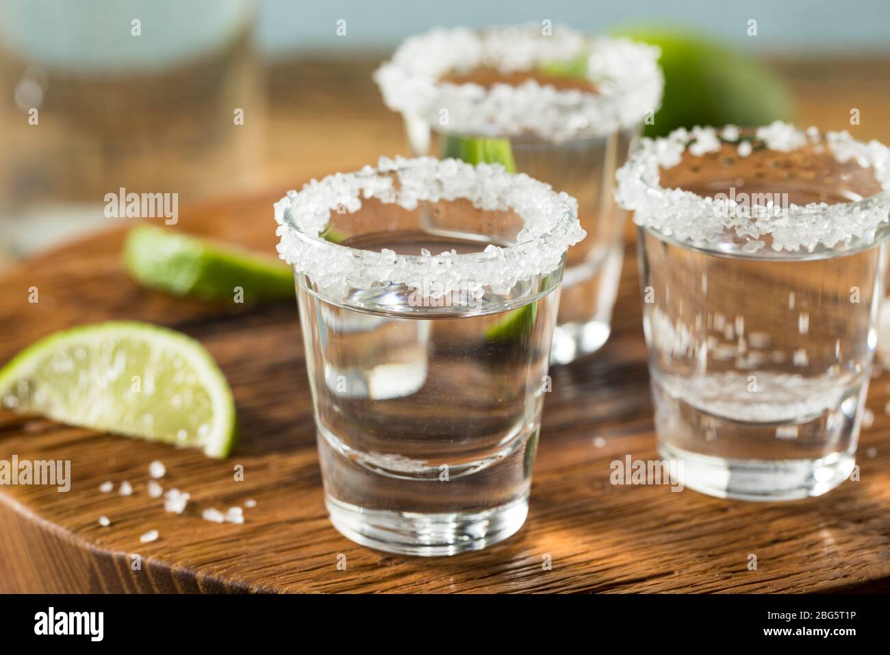 Shot di tequila alcolica con lime e sale Foto Stock