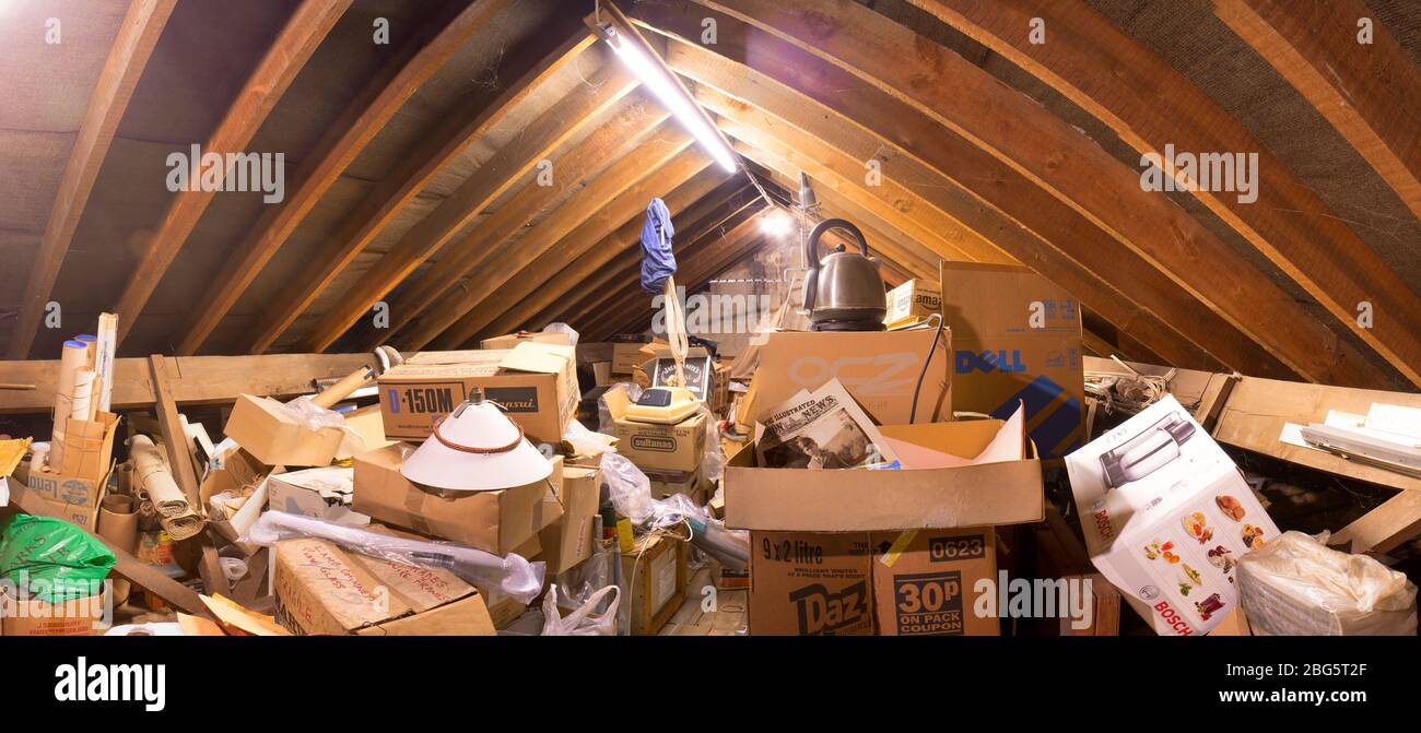 Uno spazio sul tetto, mansarda o loft ordinato e ordinato Foto Stock