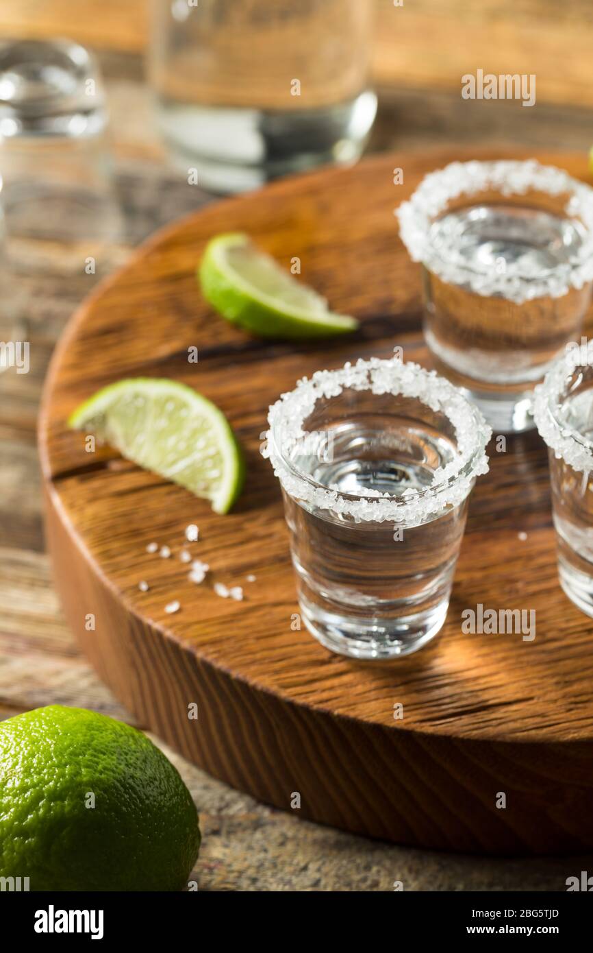 Shot di tequila alcolica con lime e sale Foto Stock