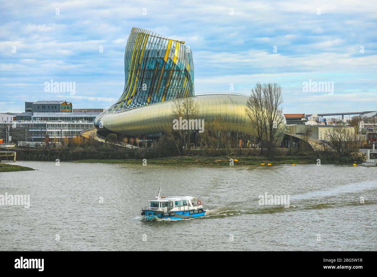 Bordeaux, Francia - 5 settembre 2019 : edificio principale Cite du Vin nel pomeriggio di sole. Cite du Vin è il museo del vino dedicato a Bordeaux e il Foto Stock