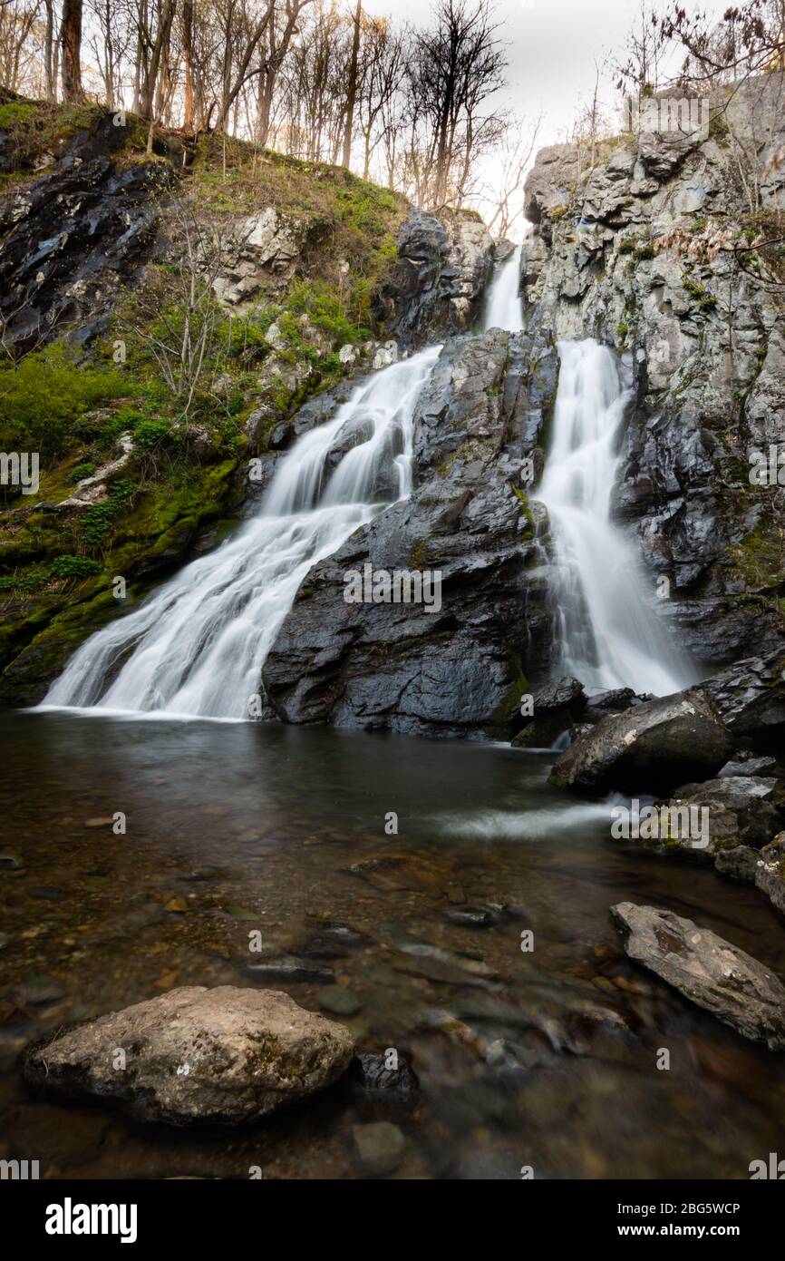 Cascata e fiume durante la primavera in Virginia, Stati Uniti Foto Stock