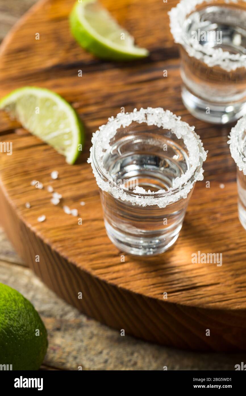 Shot di tequila alcolica con lime e sale Foto Stock