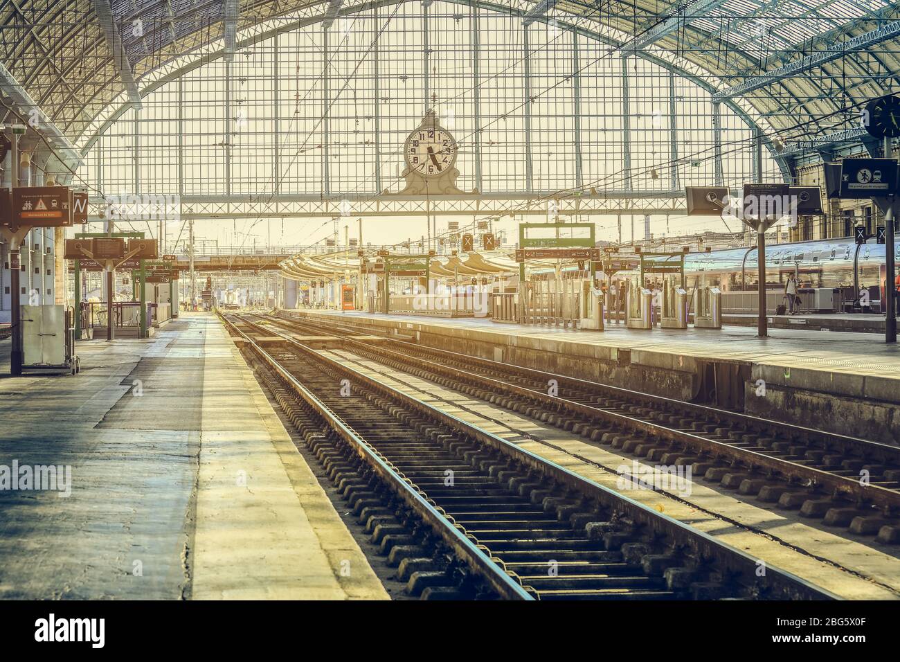 Bordeaux , Francia - 27 settembre 2018 : Stazione ferroviaria centrale Bordeaux-Saint-Jean. L'attuale edificio della stazione è stato aperto nel 1898 Foto Stock