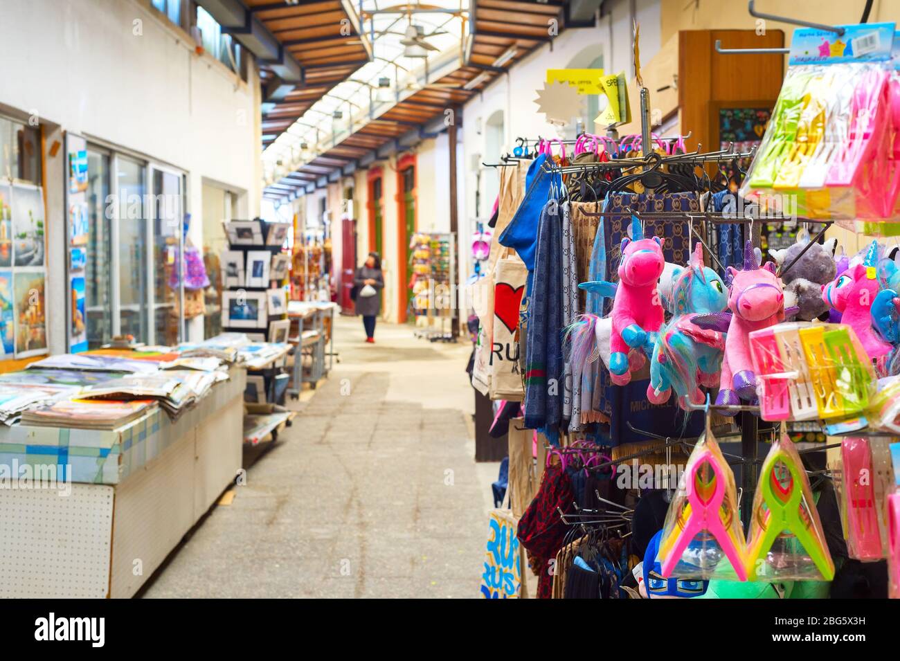LARNACA, CIPRO - 16 FEBBRAIO 2019: Colorati regali marionette, asciugamani da cucina su stand al mercato dei souvenir nel centro turistico di Larnaca Foto Stock