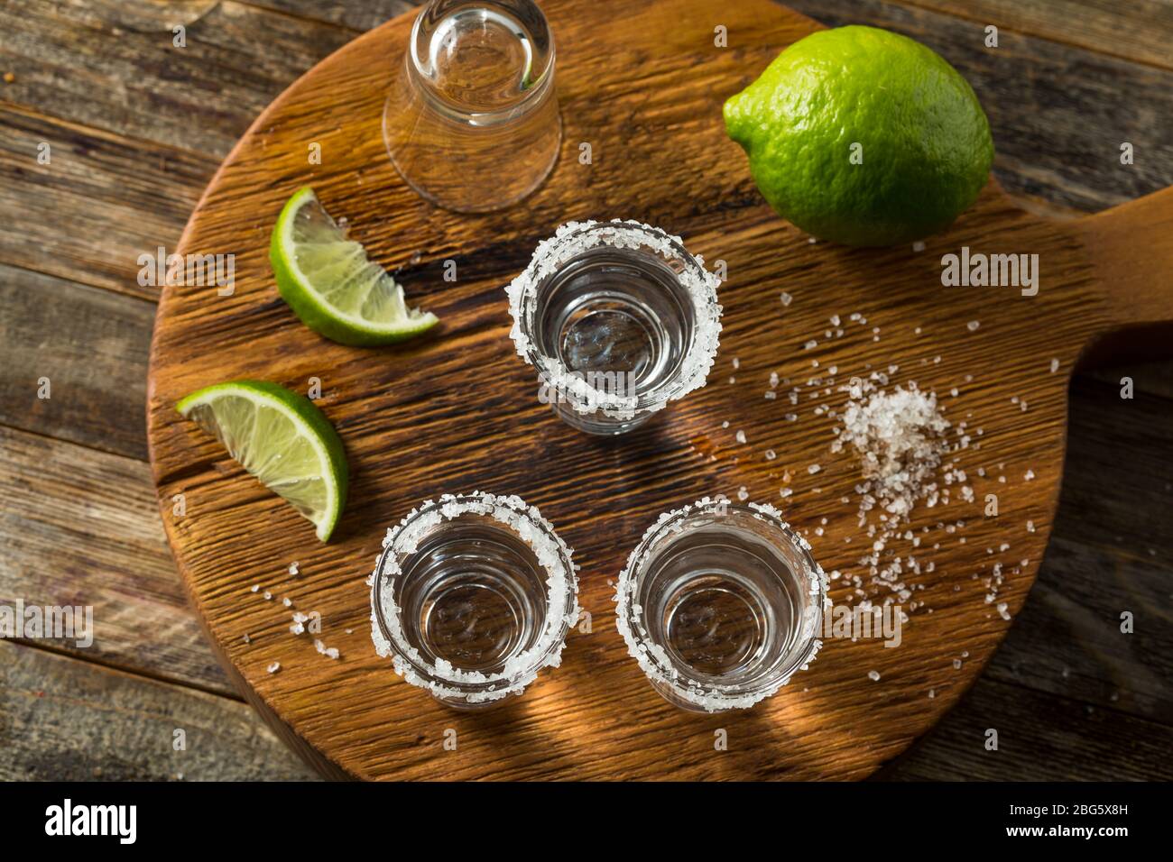 Shot di tequila alcolica con lime e sale Foto Stock